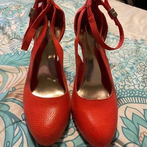 Orange Jennifer López stiletto heels